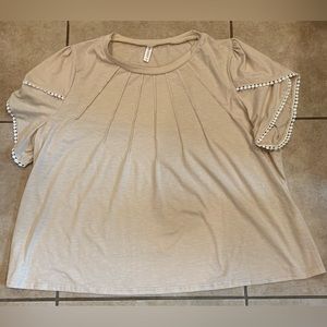 3X Short Sleeve Top. Cream with White Trim around Sleeves